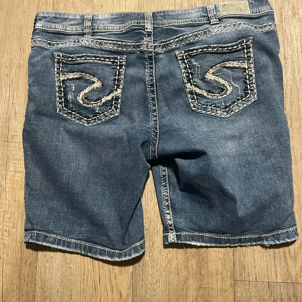 Silver Jeans Co Suki Distressed Bermuda Jean Shorts Blue Denim Size 22 length 9”
